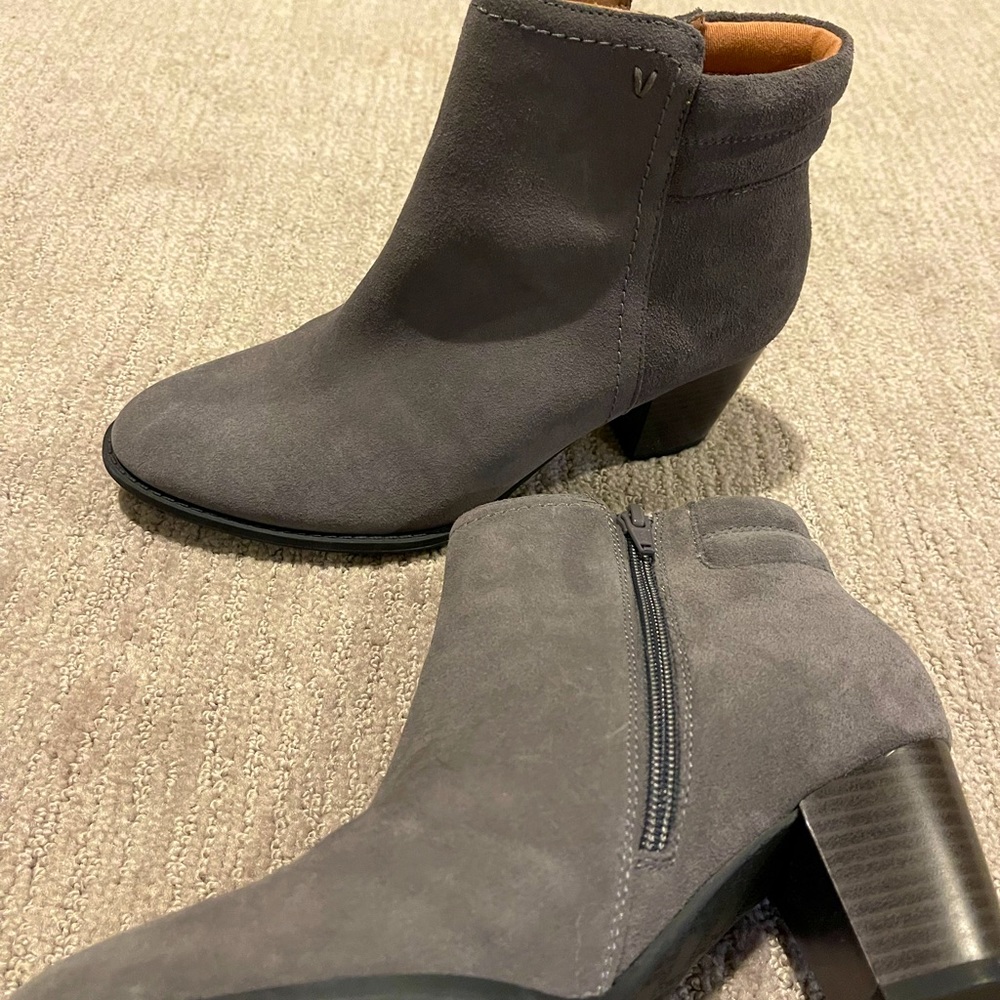 NWT Vionic boots